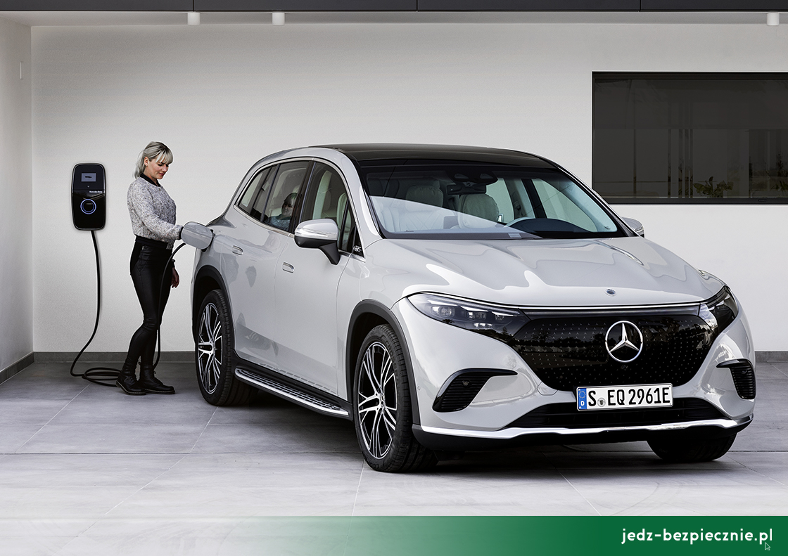 Premiera tygodnia - Mercedes EQS SUV- widok ogólny, przód SUV-a podczas ładowania